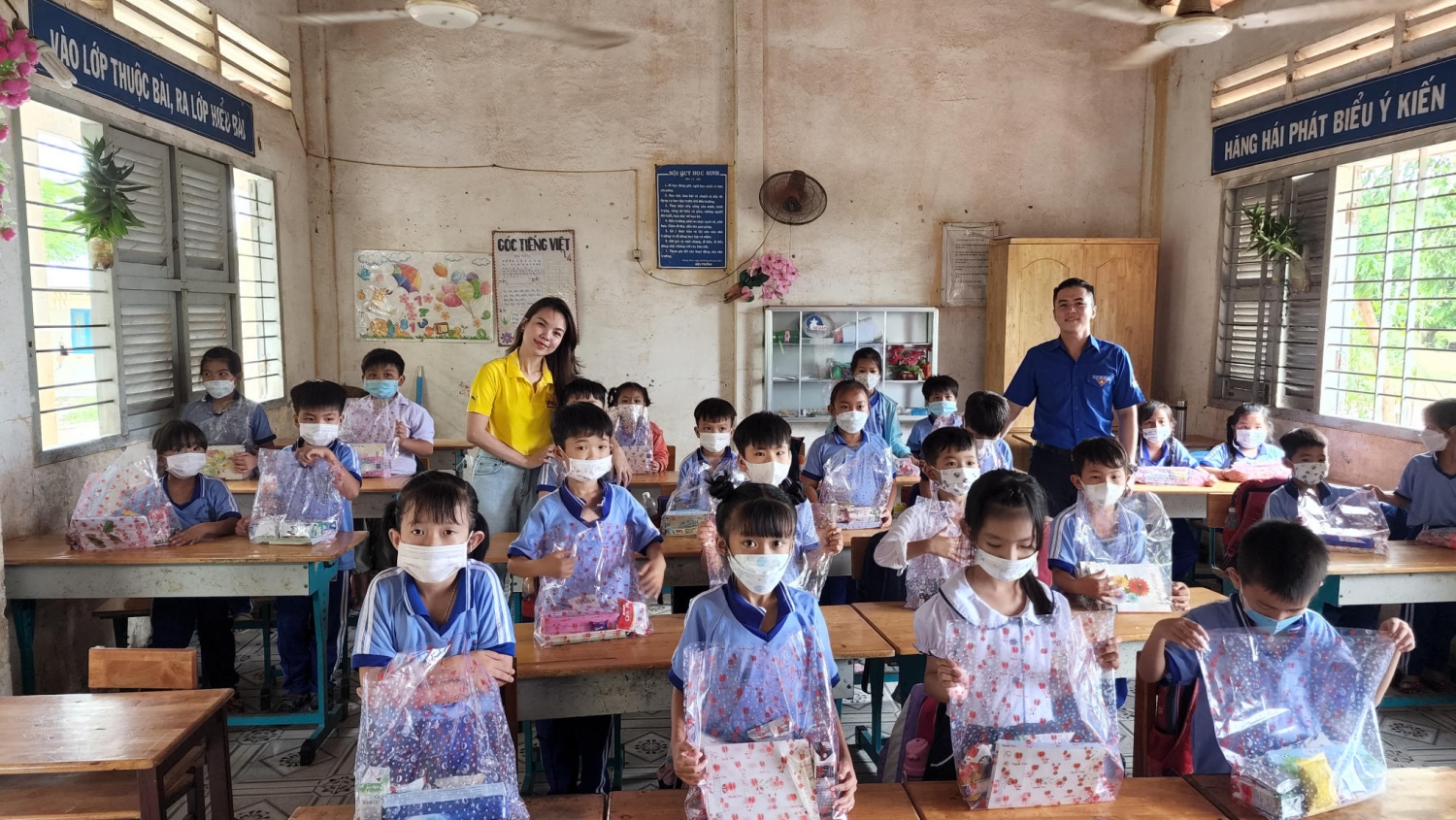 Chi đoàn BIENDONG POC tổ chức Tết Thiếu nhi cho các em nhỏ vùng biên