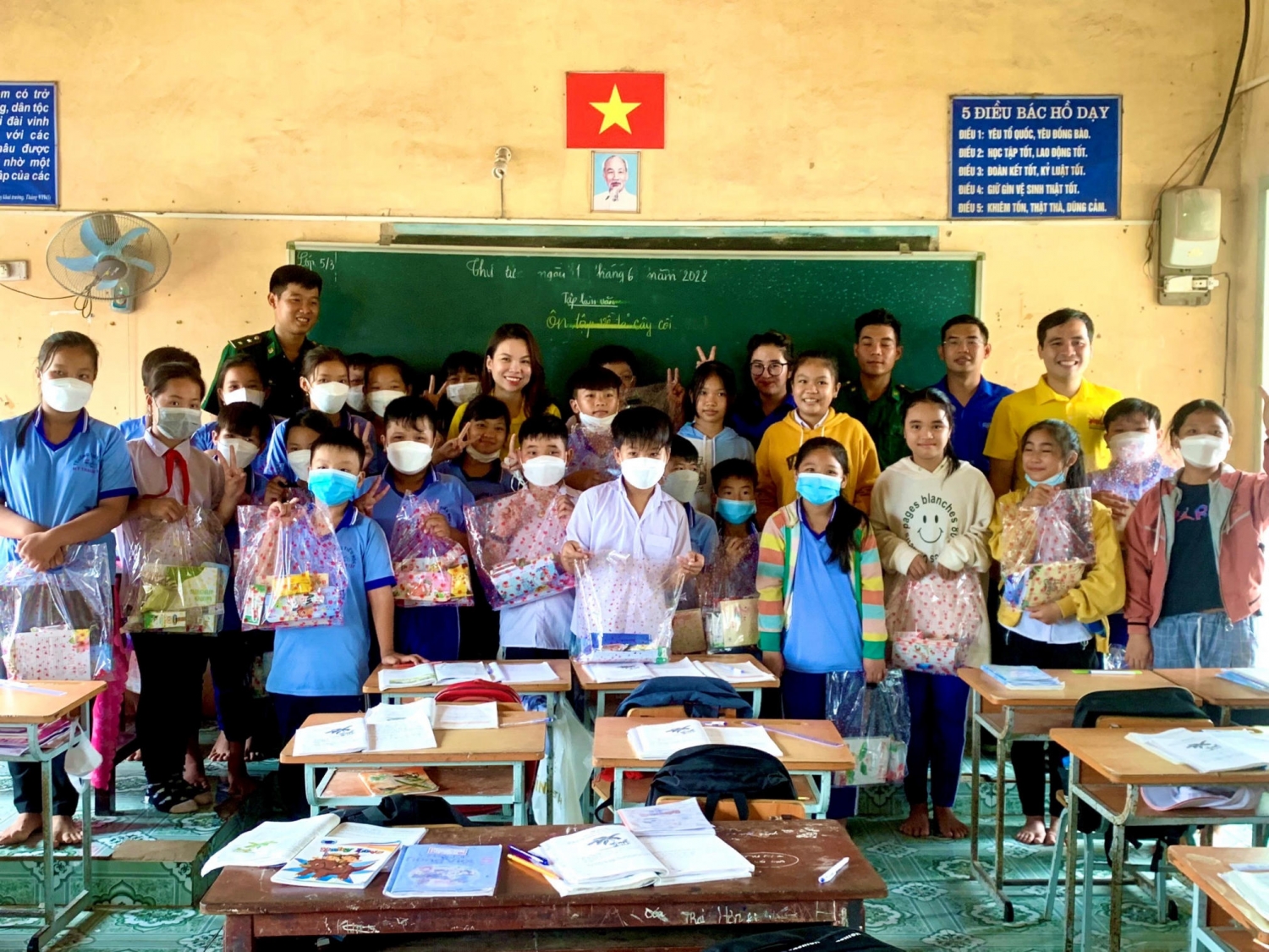 Chi đoàn BIENDONG POC tổ chức Tết Thiếu nhi cho các em nhỏ vùng biên