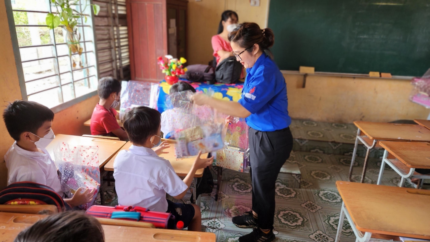 Chi đoàn BIENDONG POC tổ chức Tết Thiếu nhi cho các em nhỏ vùng biên