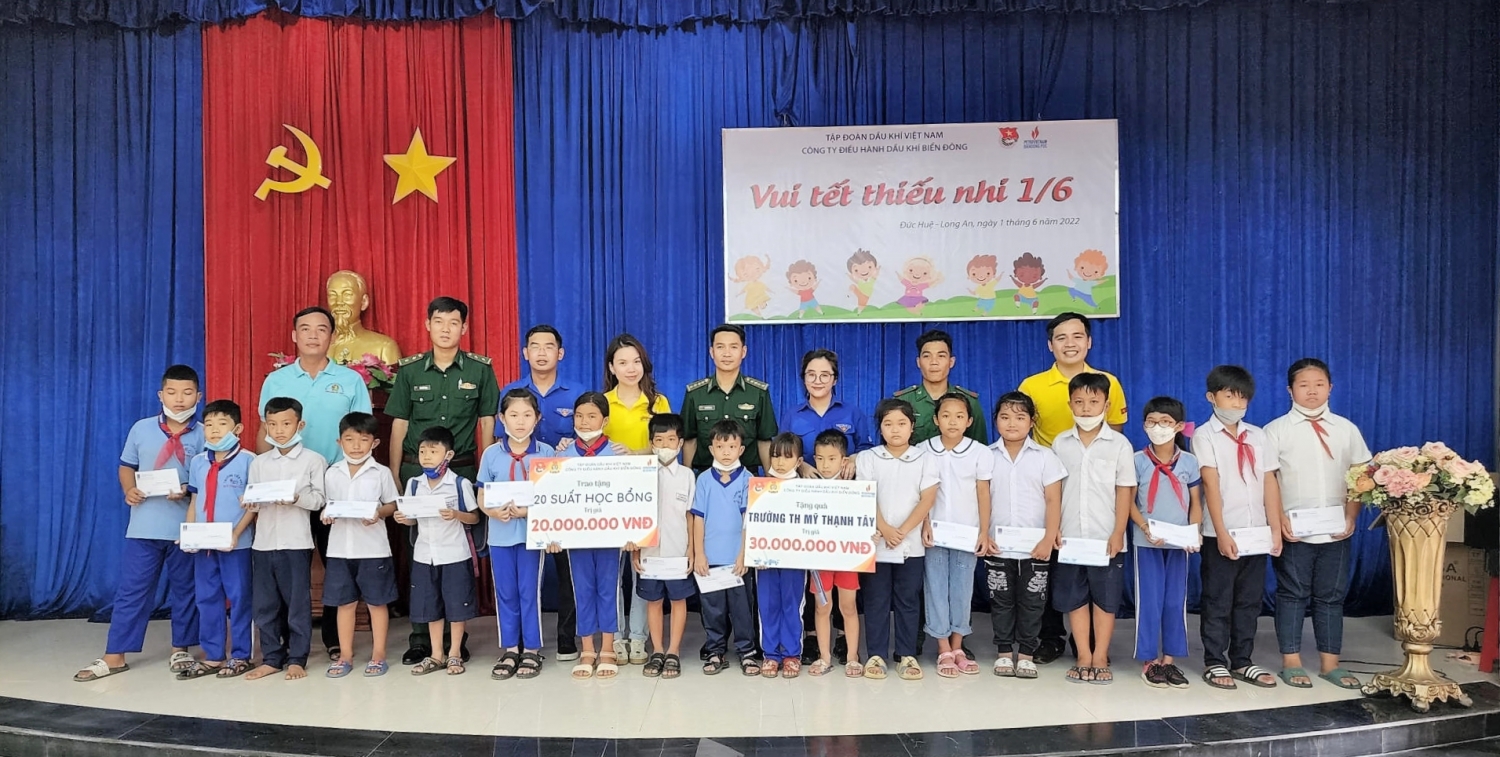 20 suất học bổng tiếp sức đến trường được trao cho 20 học sinh khó khăn