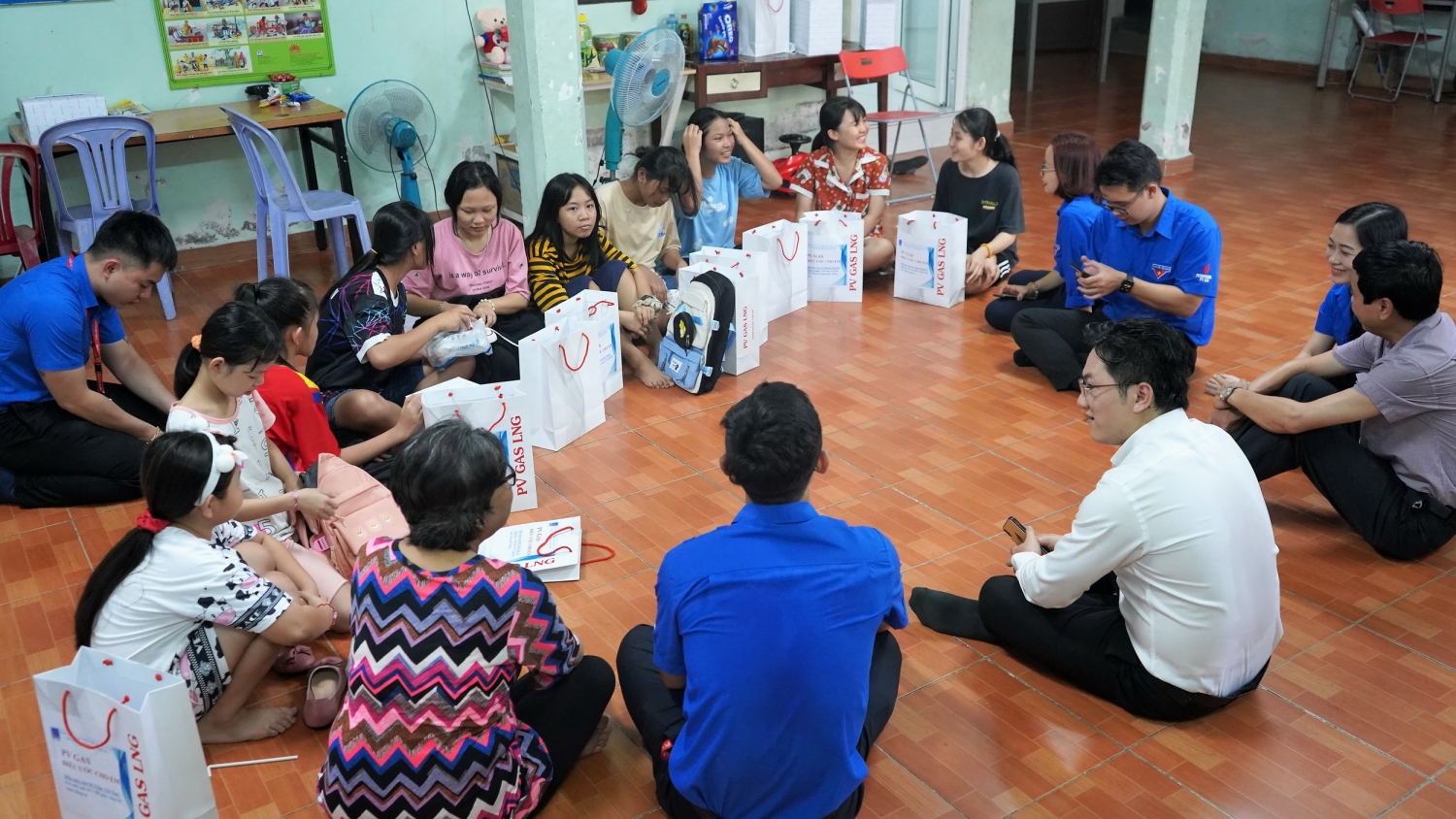 Chia sẻ niềm vui với các em gái nhỏ khi mở phần quà Điều ước cho em