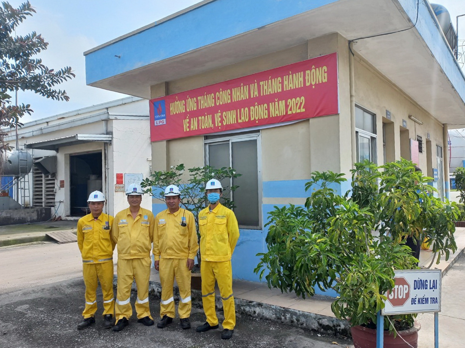 PV GAS LPG treo khẩu hiệu, tổ chức các hình thức truyền thông ở các công trình, trụ sở, hưởng ứng Tháng Công nhân – Tháng hành động về ATVSLĐ 2022