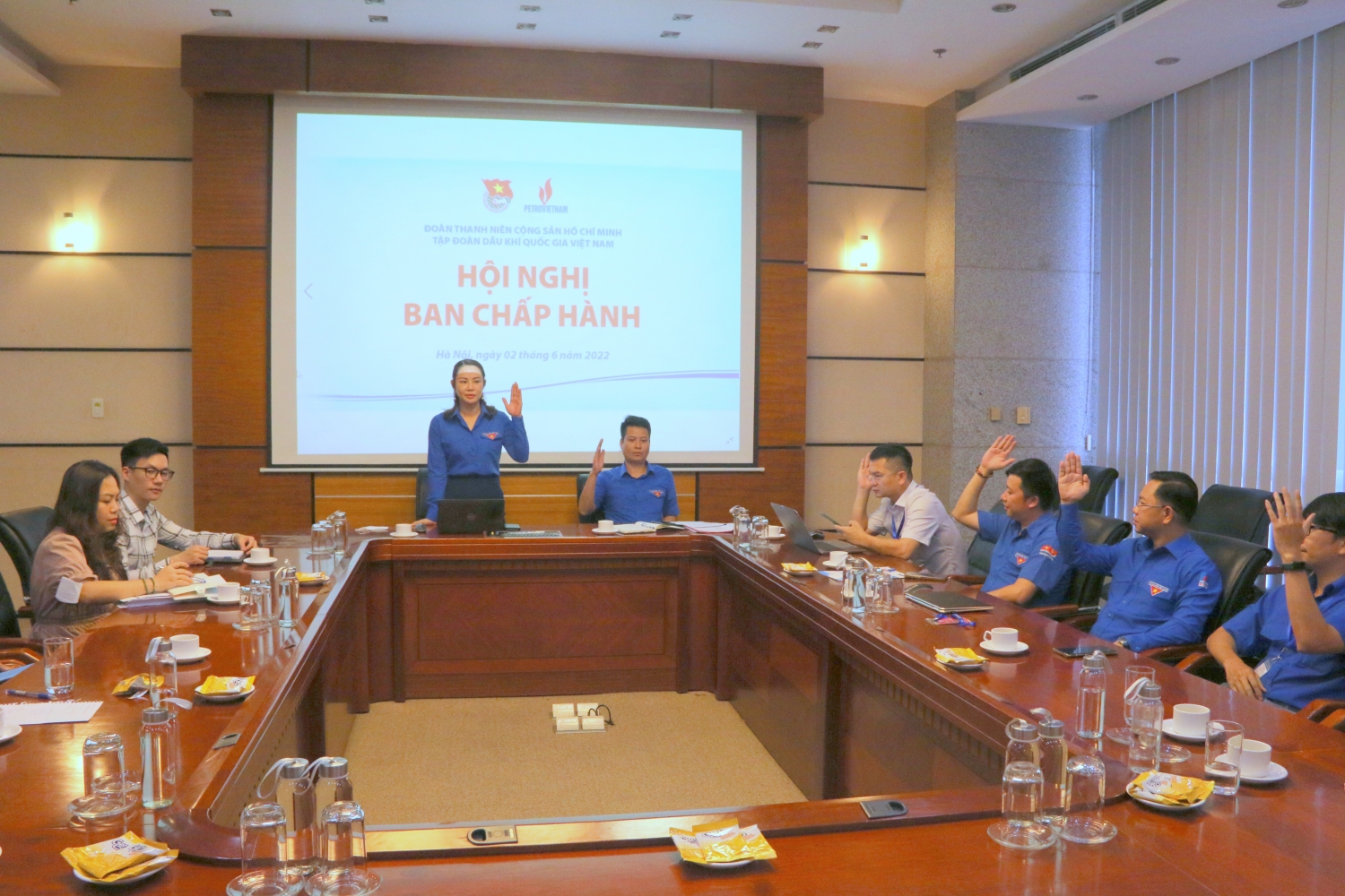 Các đại biểu biểu quyết tại Hội nghị