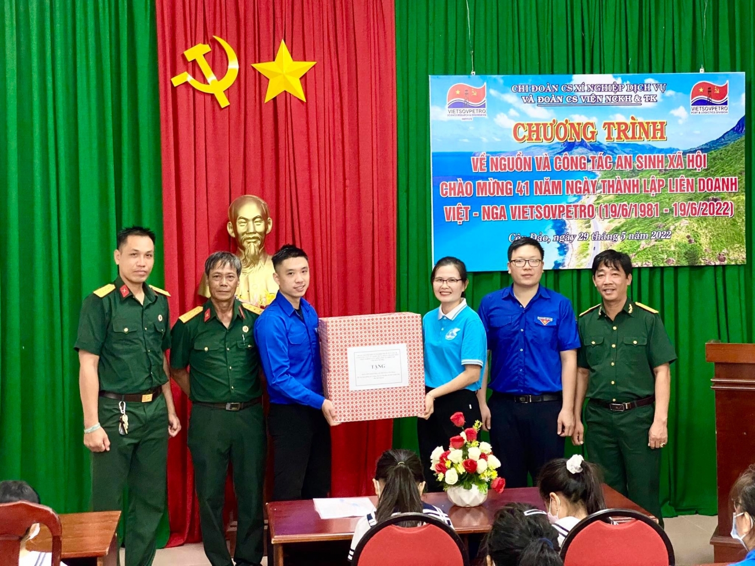 Tuổi trẻ Vietsovpetro tổ chức về nguồn và an sinh xã hội tại Côn Đảo