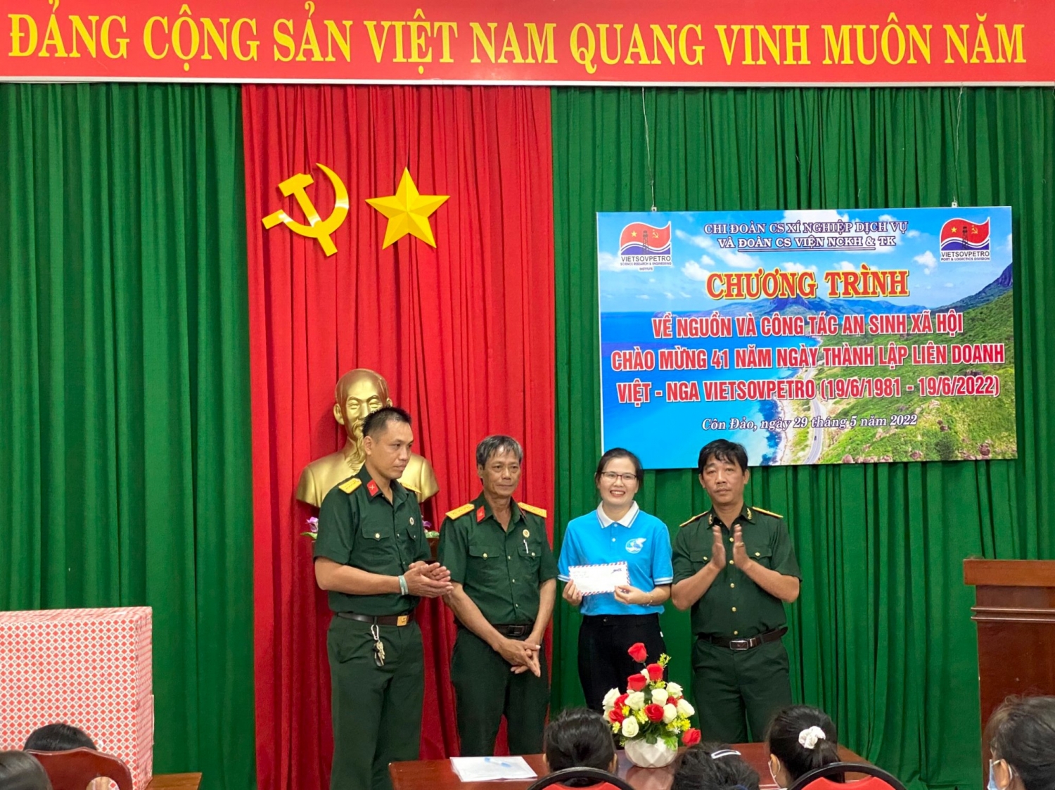 Tuổi trẻ Vietsovpetro tổ chức về nguồn và an sinh xã hội tại Côn Đảo
