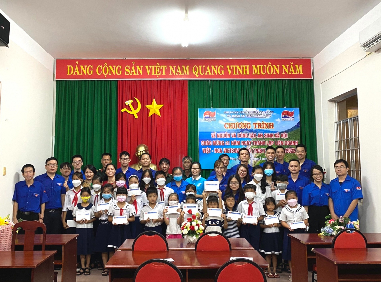 Tuổi trẻ Vietsovpetro tổ chức về nguồn và an sinh xã hội tại Côn Đảo