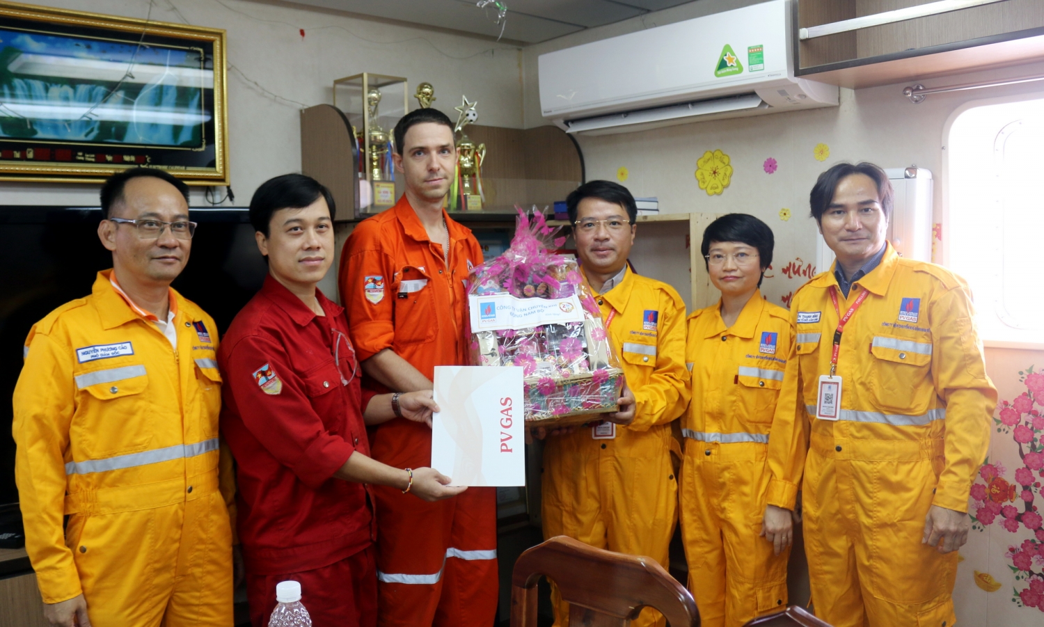 Ban Lãnh đạo KĐN chúc mừng tập thể NLĐ trên giàn nén khí mỏ Rồng nhân sự kiện đạt mốc tổng sản lượng 5 tỷ m3 khí