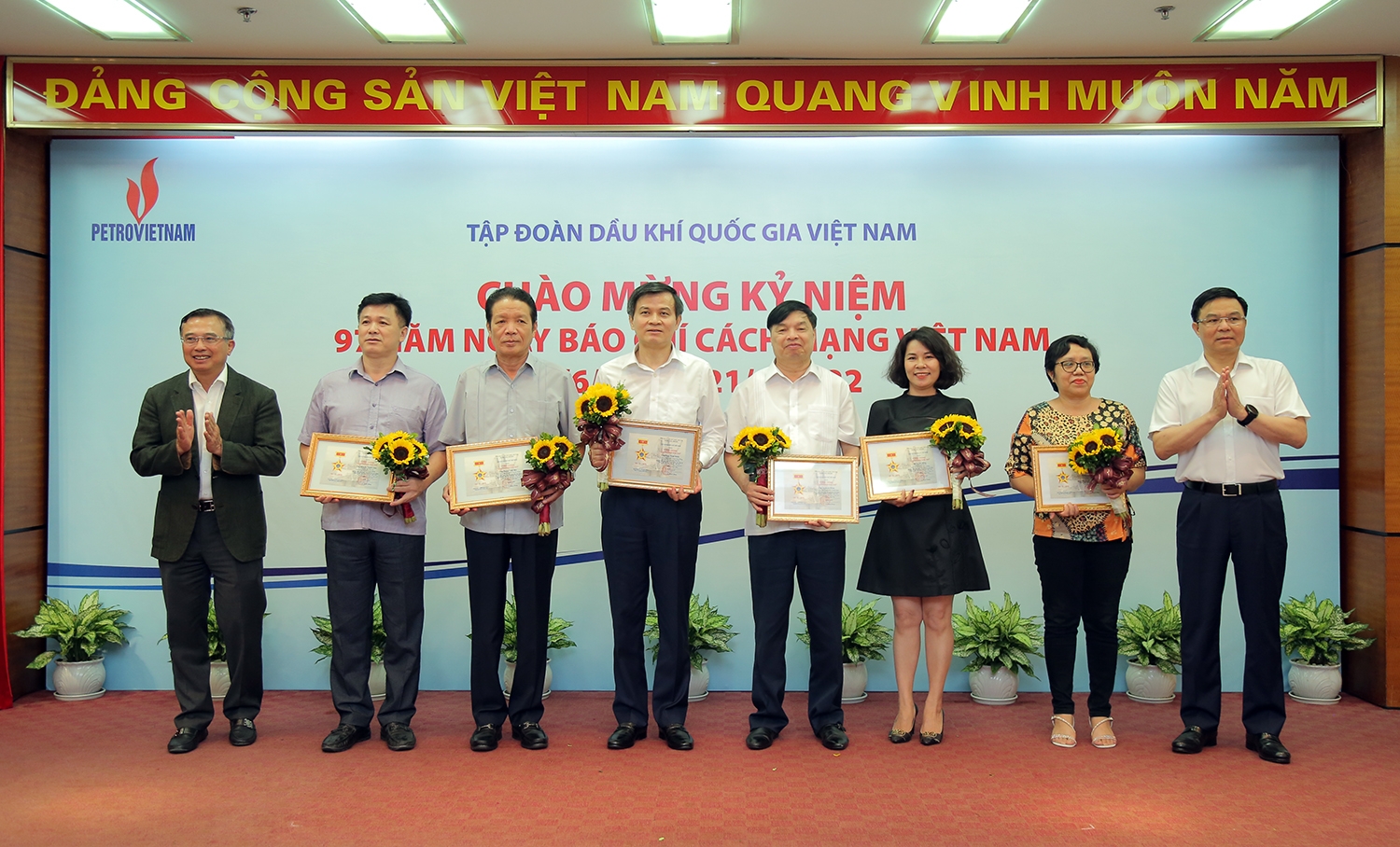 Petrovietnam trao tặng Kỷ niệm chương 