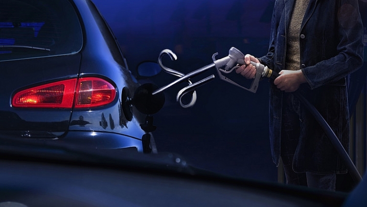 Giá xăng dầu tại Anh tiếp tục tăng vọt