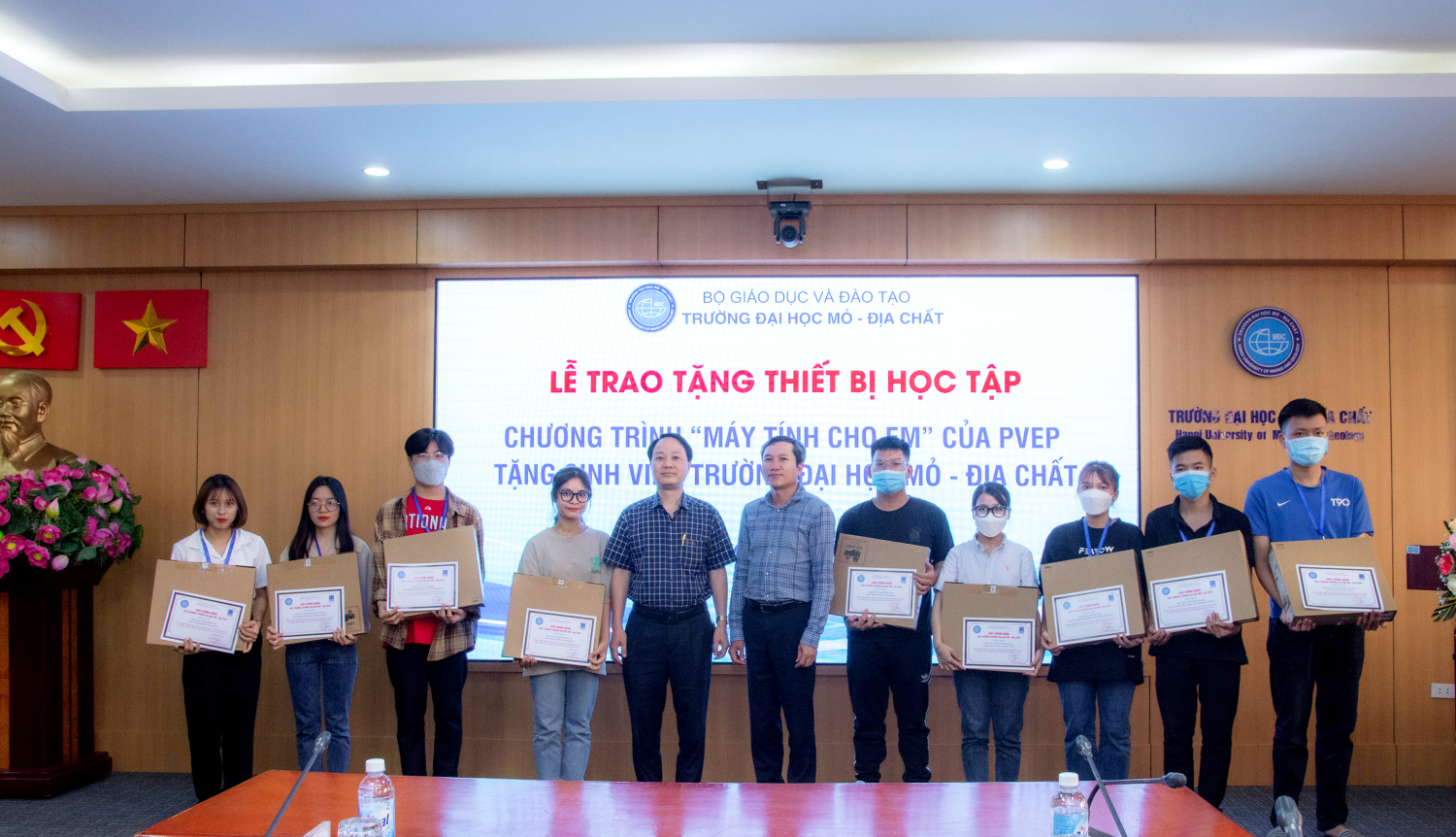PVEP trao tặng thiết bị học tập cho sinh viên Trường Đại học Mỏ - Địa chất