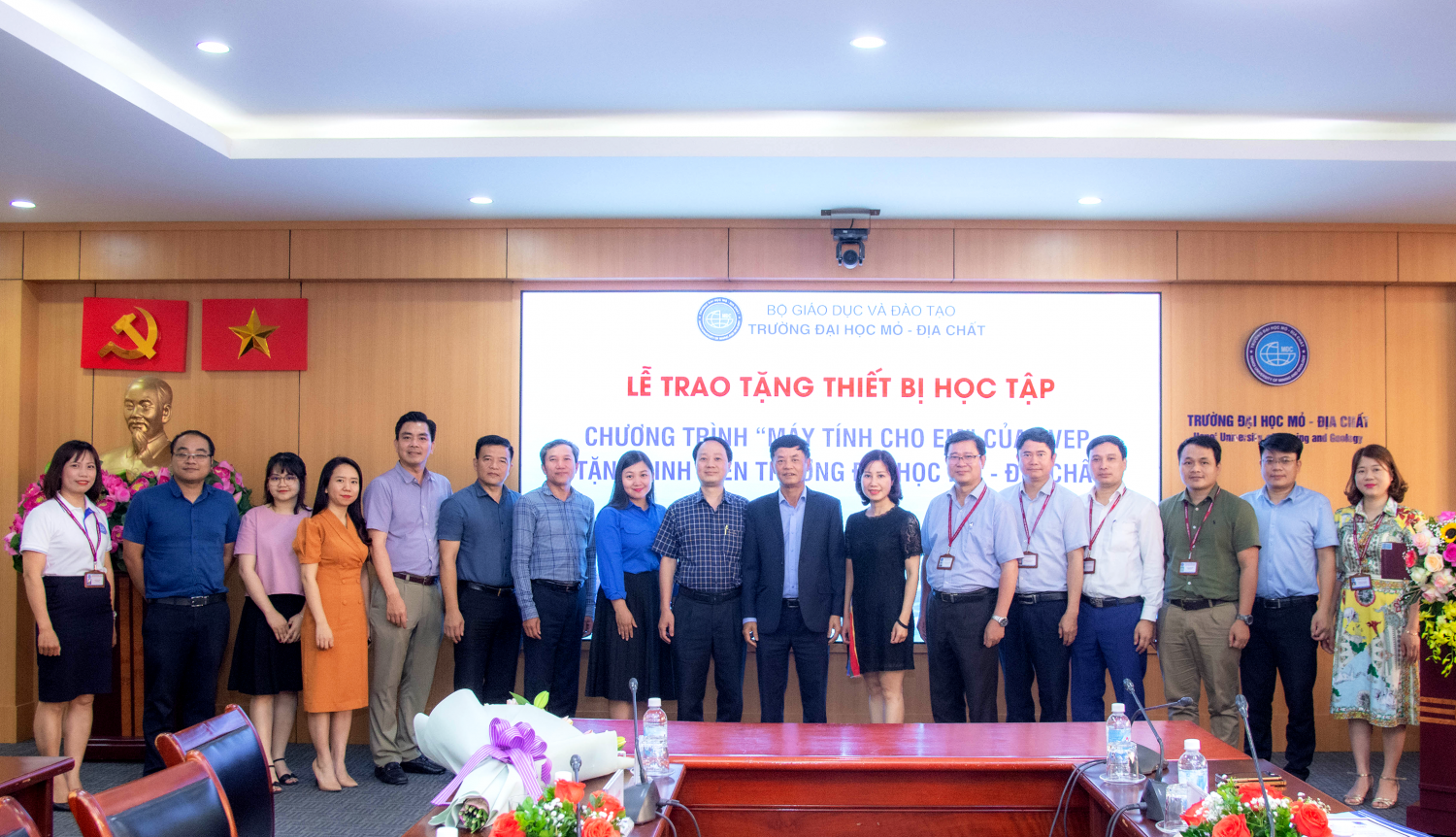 PVEP trao tặng thiết bị học tập cho sinh viên Trường Đại học Mỏ - Địa chất