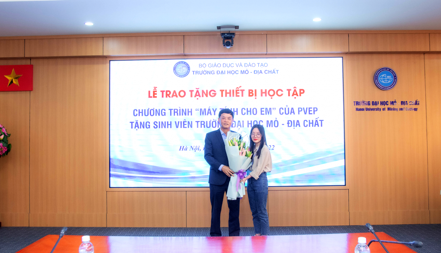 PVEP trao tặng thiết bị học tập cho sinh viên Trường Đại học Mỏ - Địa chất