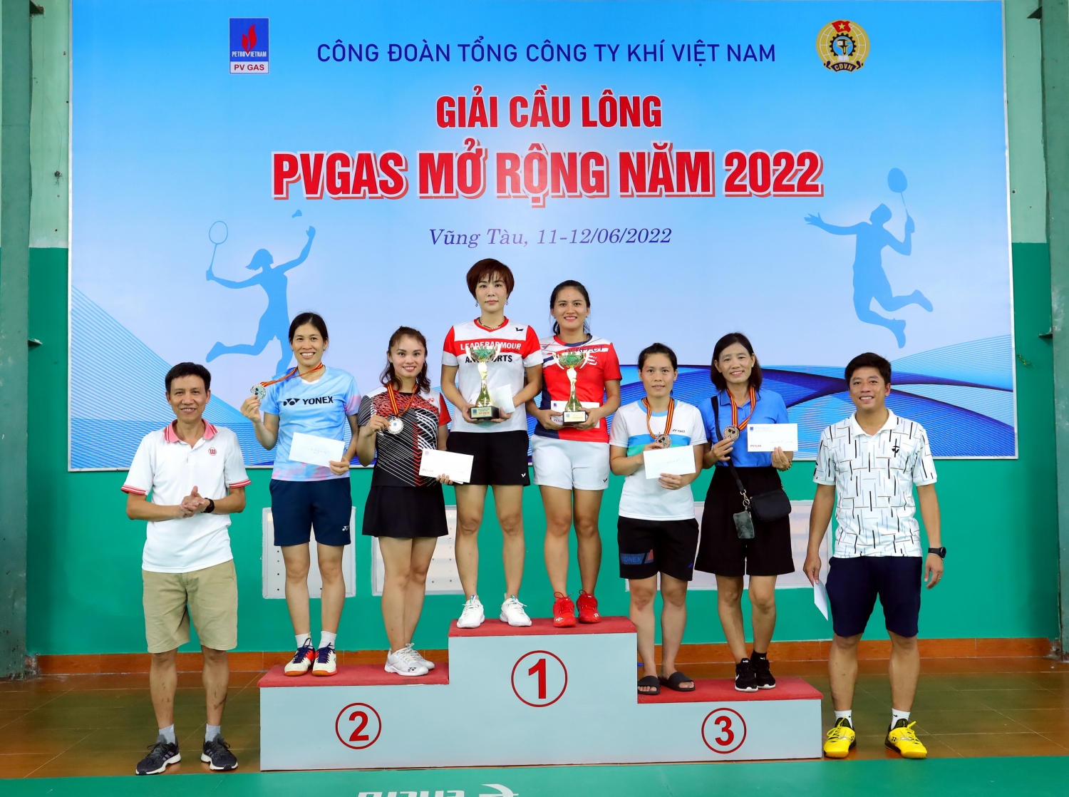 a4. trao giai doi nu MR