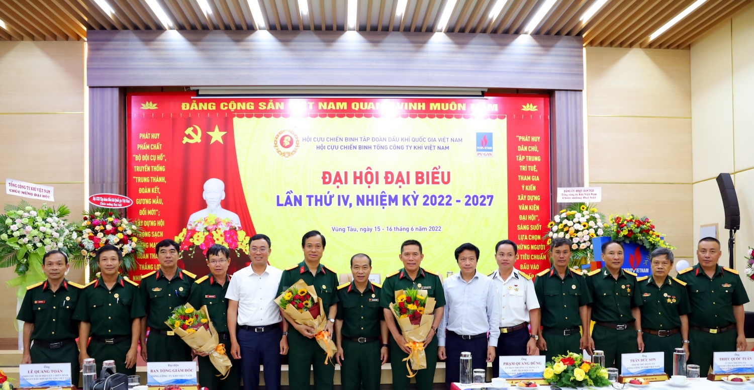 Các lãnh đạo chúc mừng BCH Hội CCB PV GAS nhận nhiệm vụ ở nhiệm kỳ mới