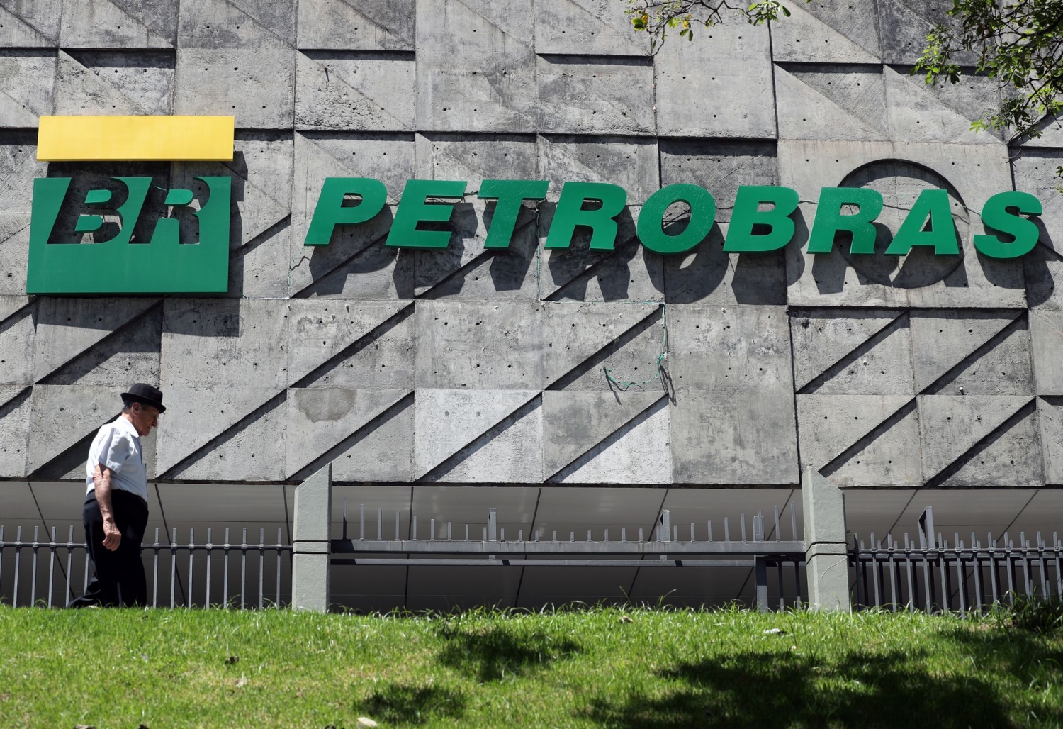 Petrobras của Brazil đặt mục tiêu đóng băng giá nhiên liệu trong 45 ngày