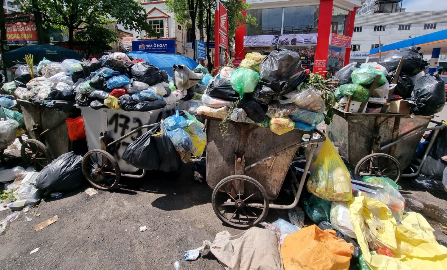 Hà Nội: Yêu cầu thu gom, xử lý toàn bộ rác thải ùn ứ Hà Nội: Yêu cầu thu gom, xử lý toàn bộ rác thải ùn ứ