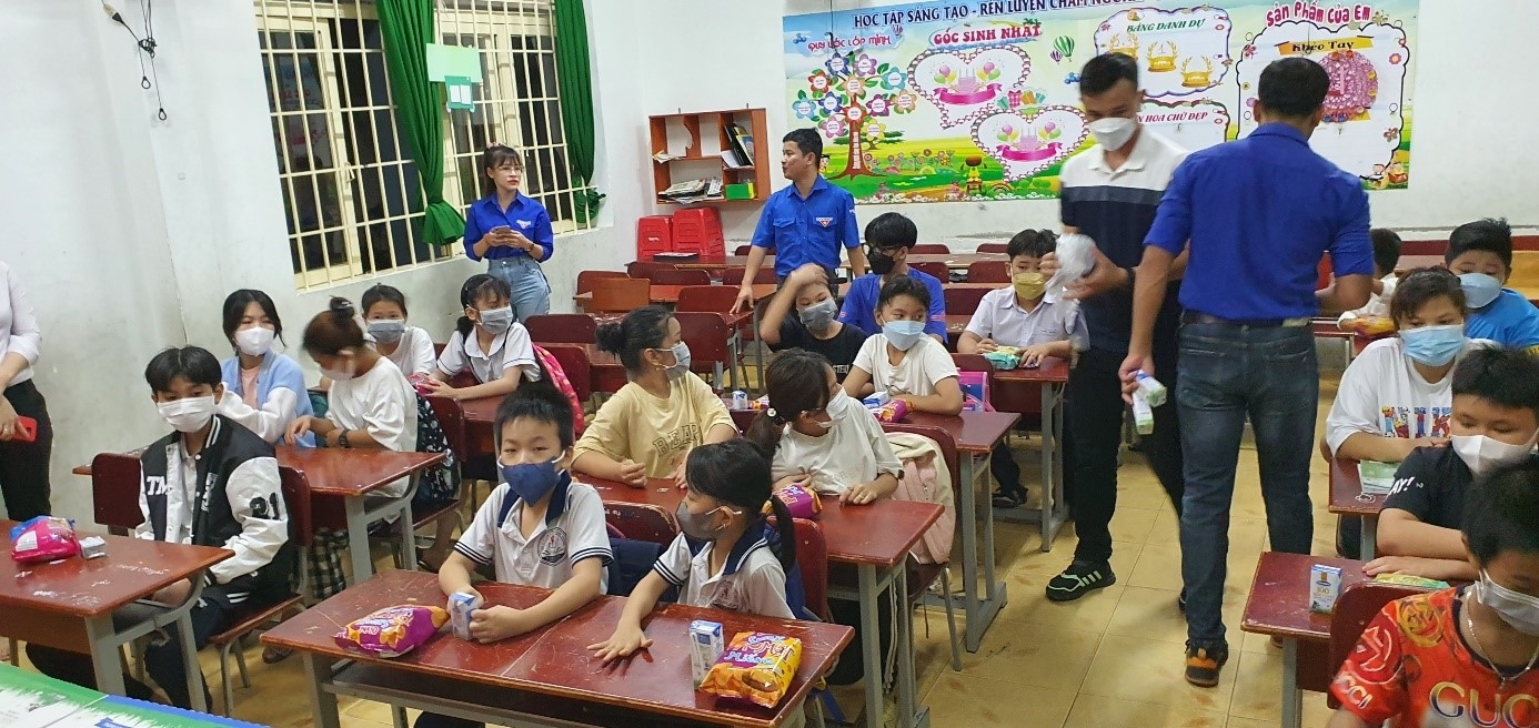 Thanh niên PTSC M&C trao yêu thương đến các em nhỏ khó khăn