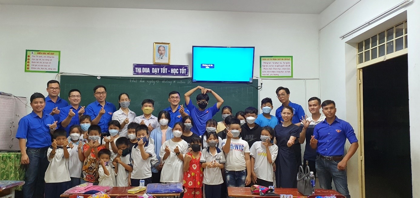 Thanh niên PTSC M&C trao yêu thương đến các em nhỏ khó khăn