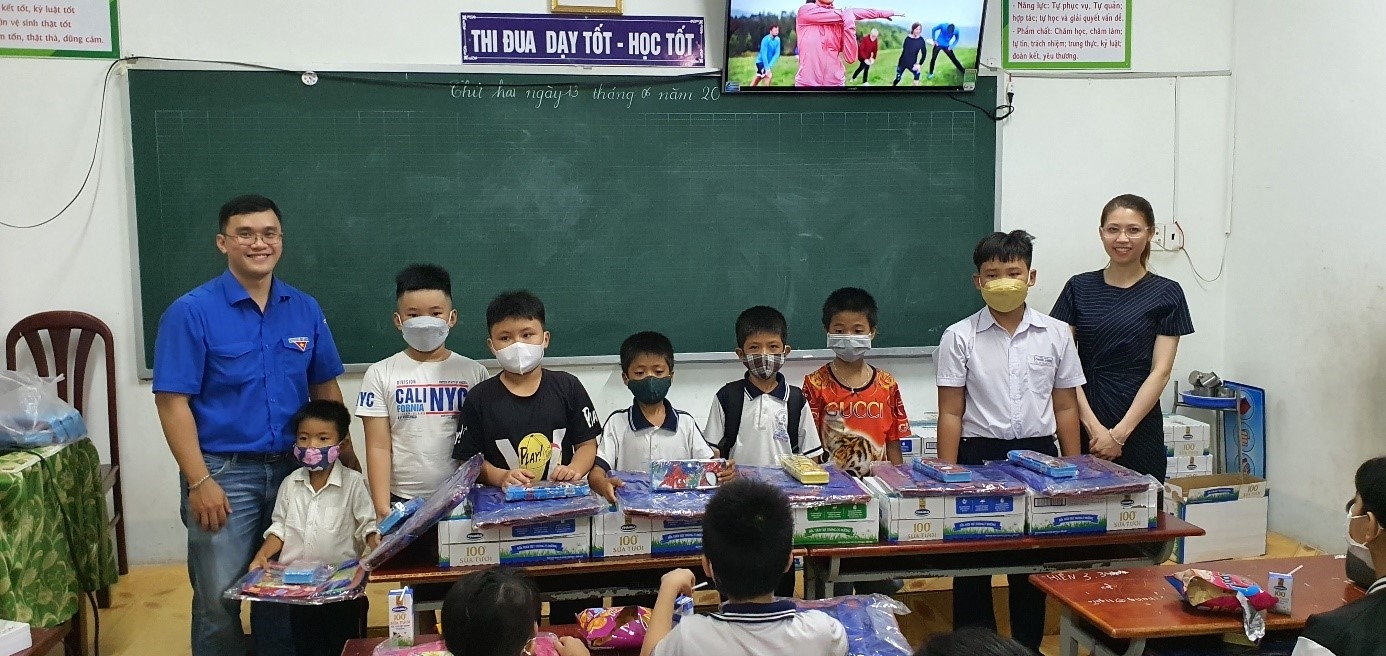 Thanh niên PTSC M&C trao yêu thương đến các em nhỏ khó khăn