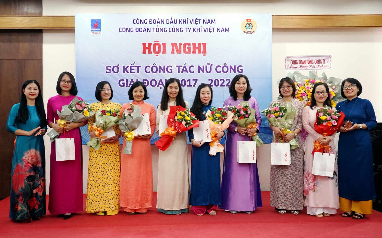 rao quyết định khen thưởng cho các cán bộ nữ công có nhiều thành tích trong Phong trào Nữ công Công đoàn giai đoạn 2017-2022