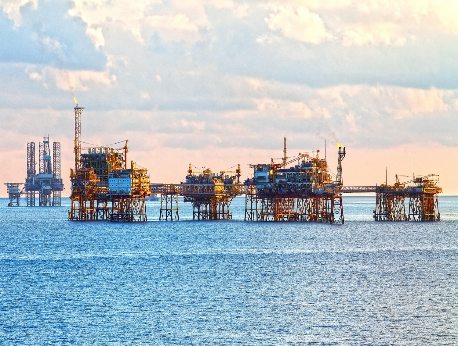 Dự báo giá dầu: Brent 140 USD/thùng trong tháng 7