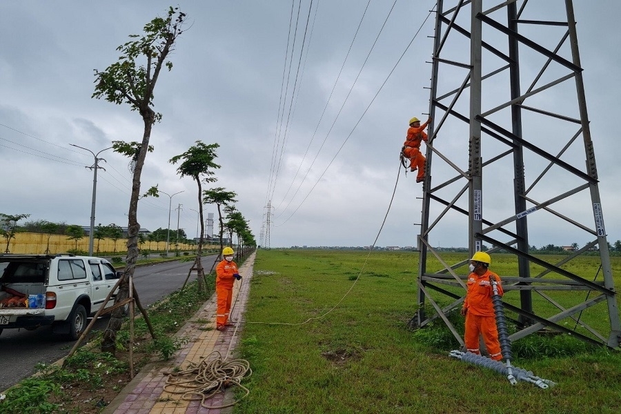 Nắng nóng đỉnh điểm, EVNNPC khuyến cáo khách hàng sử dụng điện tiết kiệm để tránh nguy cơ sự cố lưới