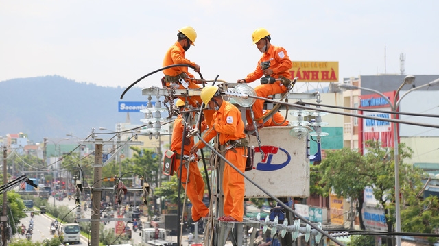 Nắng nóng đỉnh điểm, EVNNPC khuyến cáo khách hàng sử dụng điện tiết kiệm để tránh nguy cơ sự cố lưới