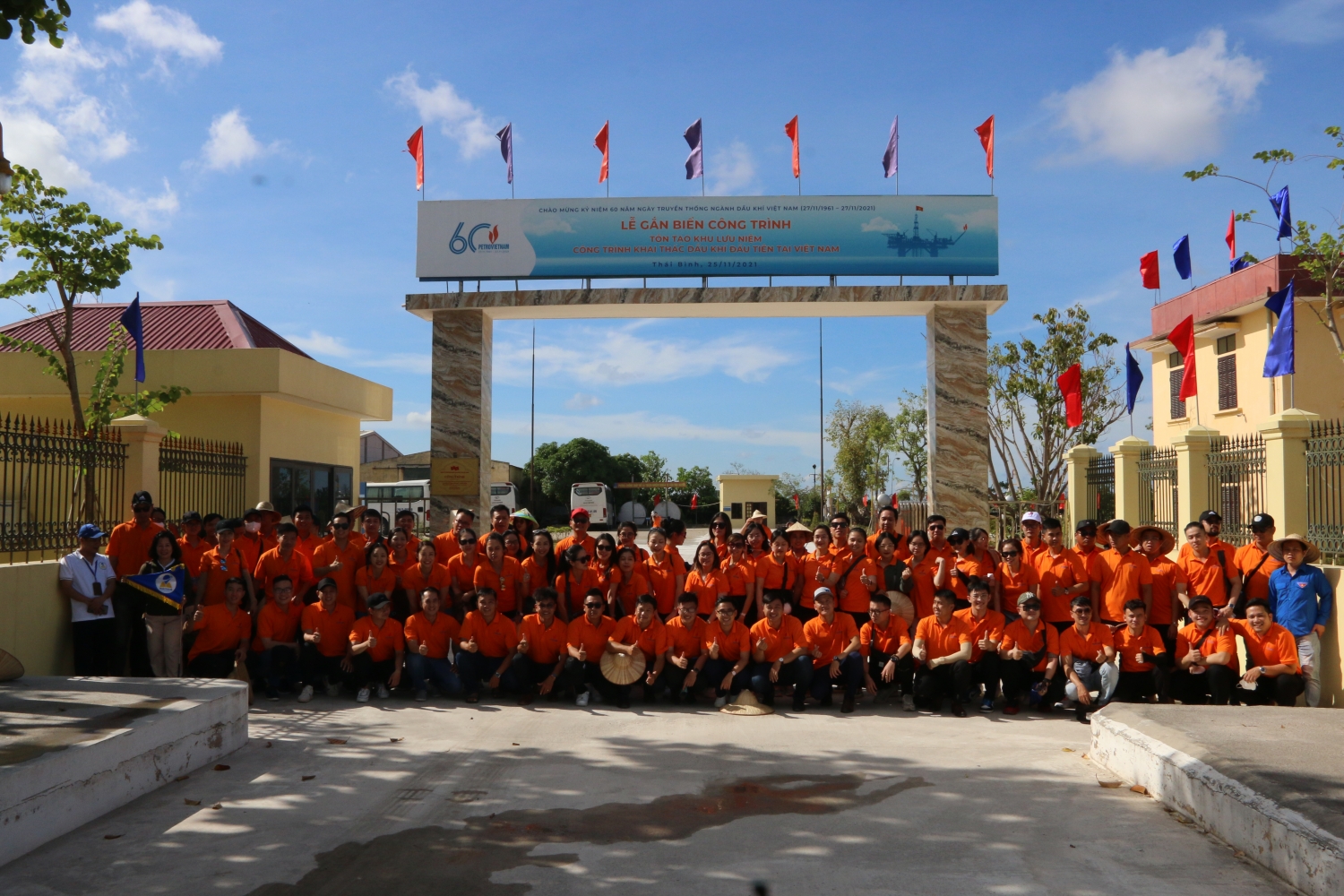 Đoàn Thanh niên Tập đoàn về thăm "Giếng tổ" của ngành Dầu khí