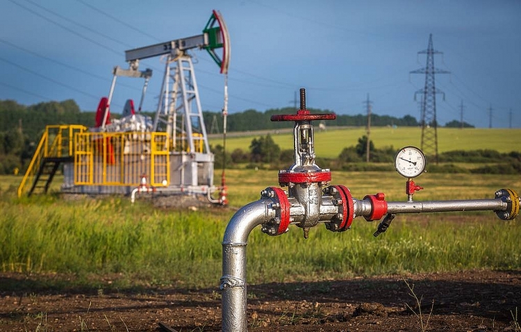 Dầu có thể tăng lên 135 USD/thùng trong nửa cuối năm 2022
