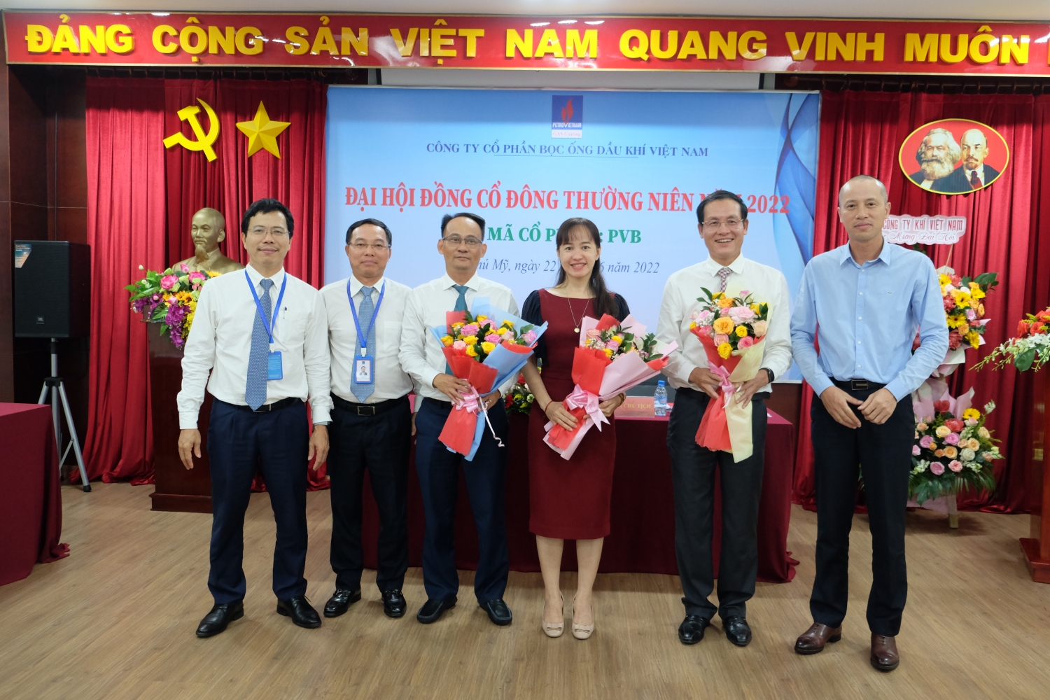 Ông Đỗ Đông Nguyên – Thành viên HĐQT PV GAS và lãnh đạo PVCoating tặng hoa chúc mừng các tân Thành viên HĐQT và Kiểm soát viên Công ty. Ông Đỗ Đông Nguyên – Thành viên HĐQT PV GAS và lãnh đạo PVCoating tặng hoa chúc mừng các tân Thành viên HĐQT và Kiểm soát viên Công ty.