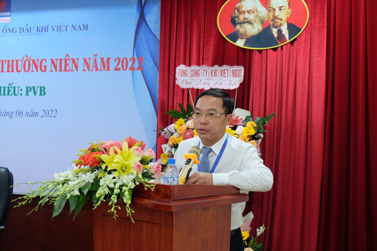 Ông Lê Hồng Hải – Thành viên HĐQT, Giám đốc Công ty trình bày Báo cáo kết quả SXKD năm 2021, kế hoạch SXKD năm 2022. Ông Lê Hồng Hải – Thành viên HĐQT, Giám đốc Công ty trình bày Báo cáo kết quả SXKD năm 2021, kế hoạch SXKD năm 2022.
