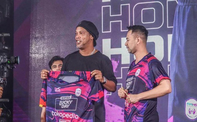 Tin thể thao ngày 28/6: Ronaldinho chính thức gia nhập đội bóng Indonesia theo bản hợp đồng có thời hạn... 1 tuần Tin thể thao ngày 28/6: Ronaldinho chính thức gia nhập đội bóng Indonesia theo bản hợp đồng có thời hạn... 1 tuần