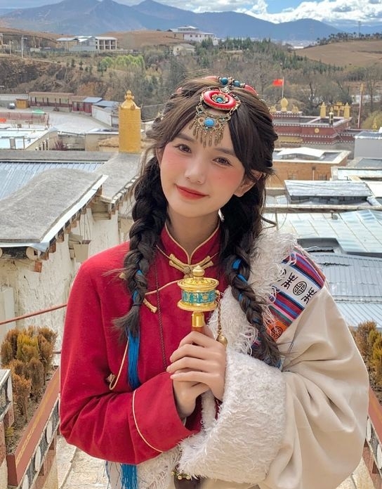 Gen Z Trung Quốc thổi luồng sinh khí mới vào trang phục truyền thống của người Tây Tạng