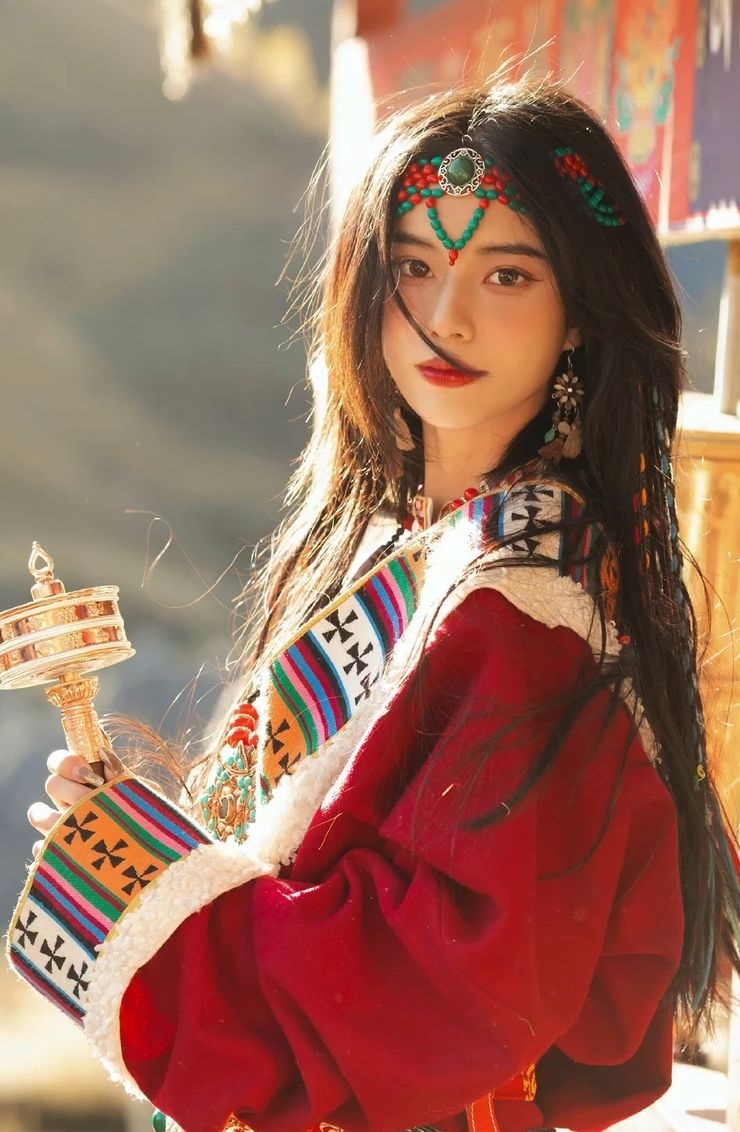 Gen Z Trung Quốc thổi luồng sinh khí mới vào trang phục truyền thống của người Tây Tạng