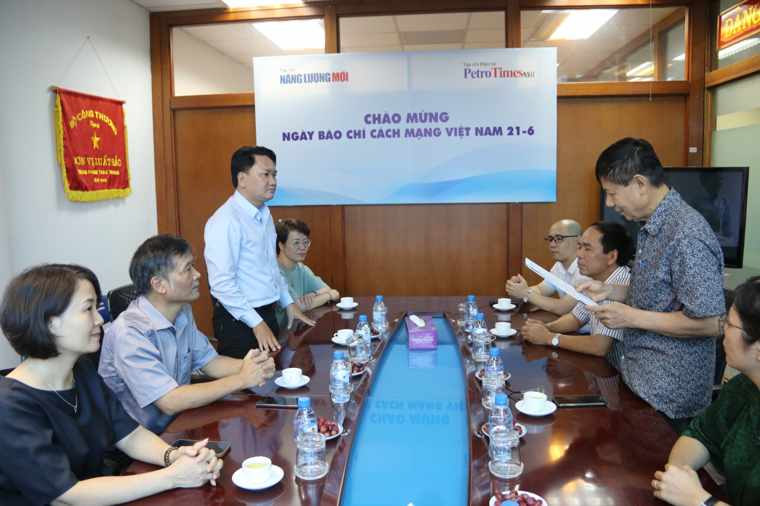 Hội DKVN công bố và trao quyết định bổ nhiệm Phó Tổng biên tập phụ trách Tạp chí Năng lượng Mới/PetroTimes Hội DKVN công bố và trao quyết định bổ nhiệm Phó Tổng biên tập phụ trách Tạp chí Năng lượng Mới/PetroTimes