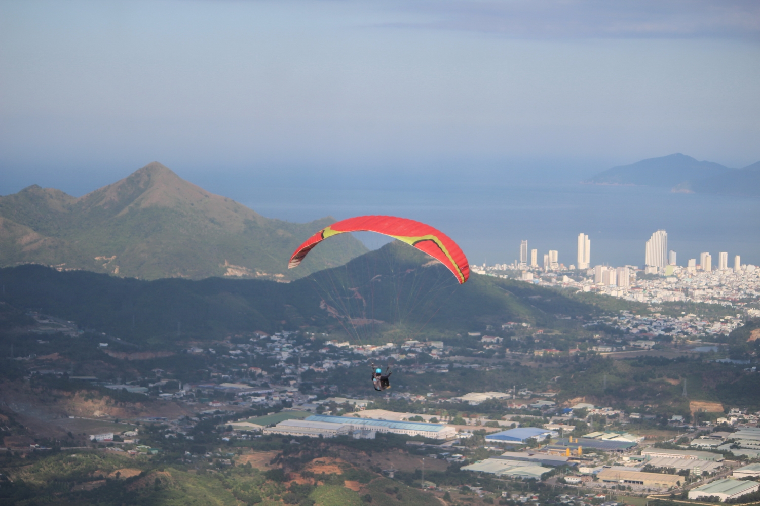 Lần đầu tiên 100 phi công tham gia Lễ hội Dù lượn Nha Trang 2022