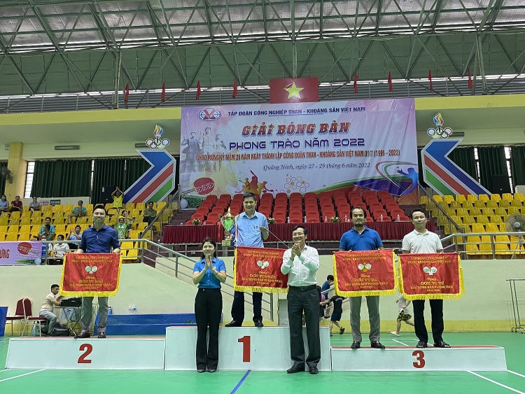 Than Cọc Sáu 10 năm liên tiếp đoạt cúp Giải Bóng bàn phong trào TKV
