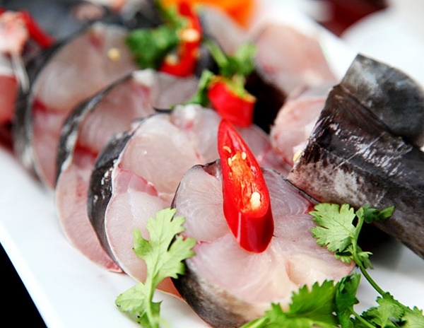 Thưởng thức đặc sản lẩu rau rừng cá lăng