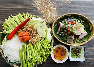 Thưởng thức đặc sản lẩu rau rừng cá lăng