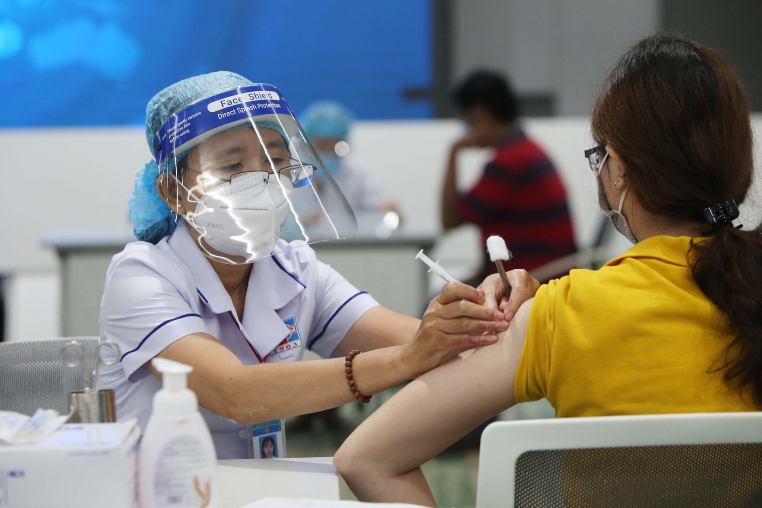 Thủ tướng chỉ đạo đẩy nhanh tiêm vaccine phòng COVID-19 mũi 3, mũi 4