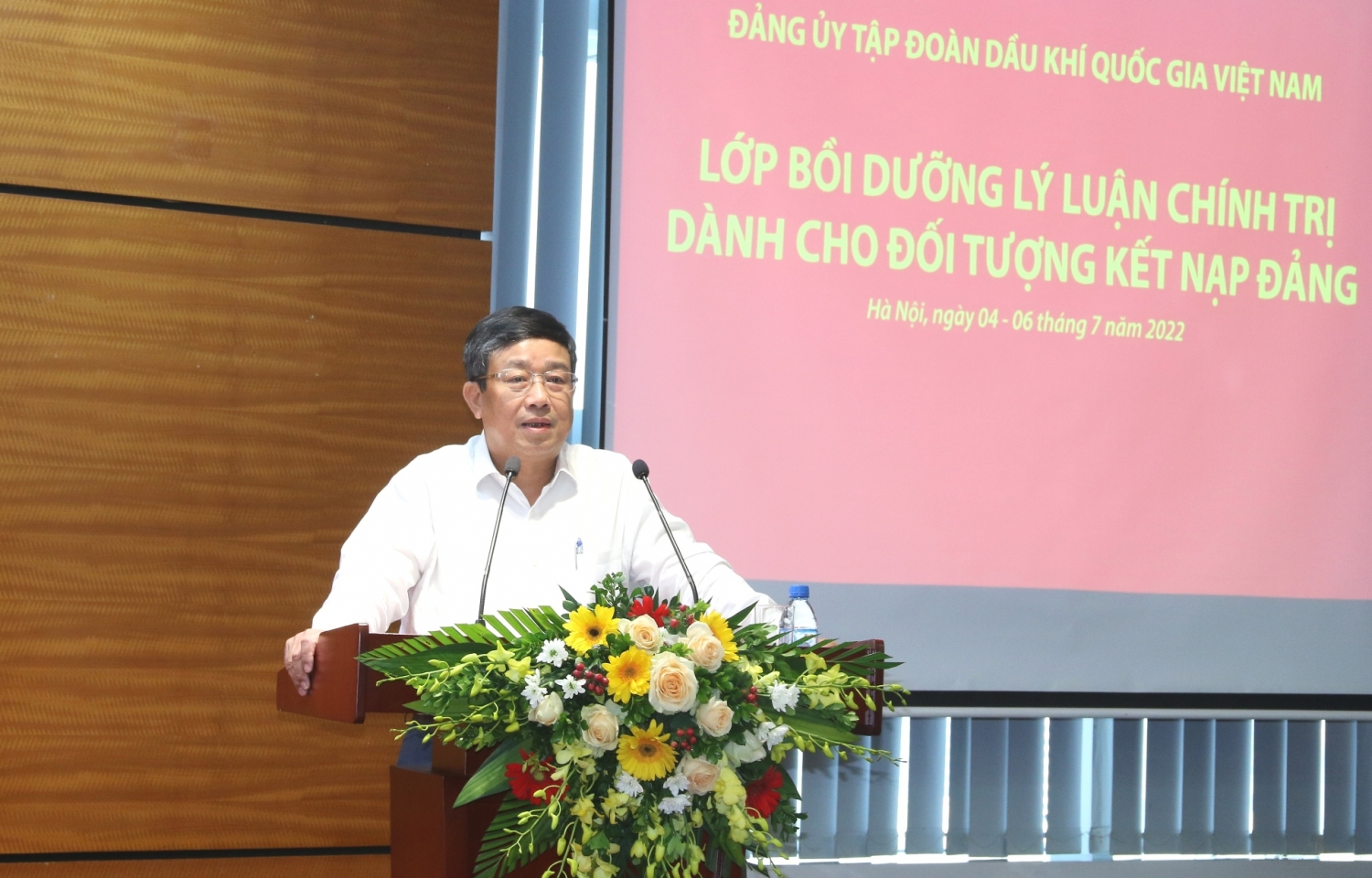 Bồi dưỡng lý luận chính trị cho đối tượng kết nạp Đảng năm 2022 tại khu vực Hà Nội