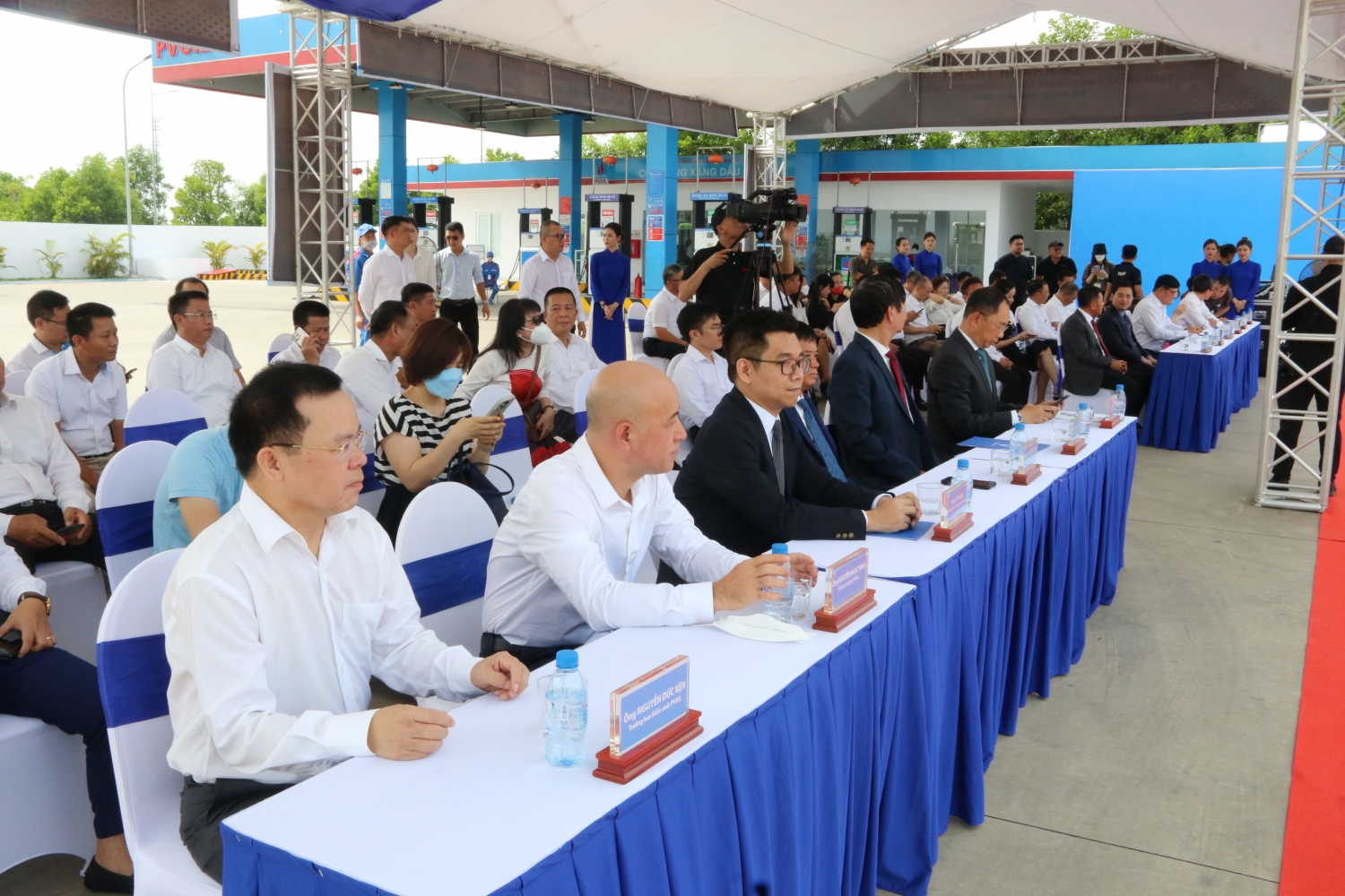 Khánh thành trạm sạc xe điện VinFast đầu tiên tại chuỗi cửa hàng xăng dầu của PVOIL