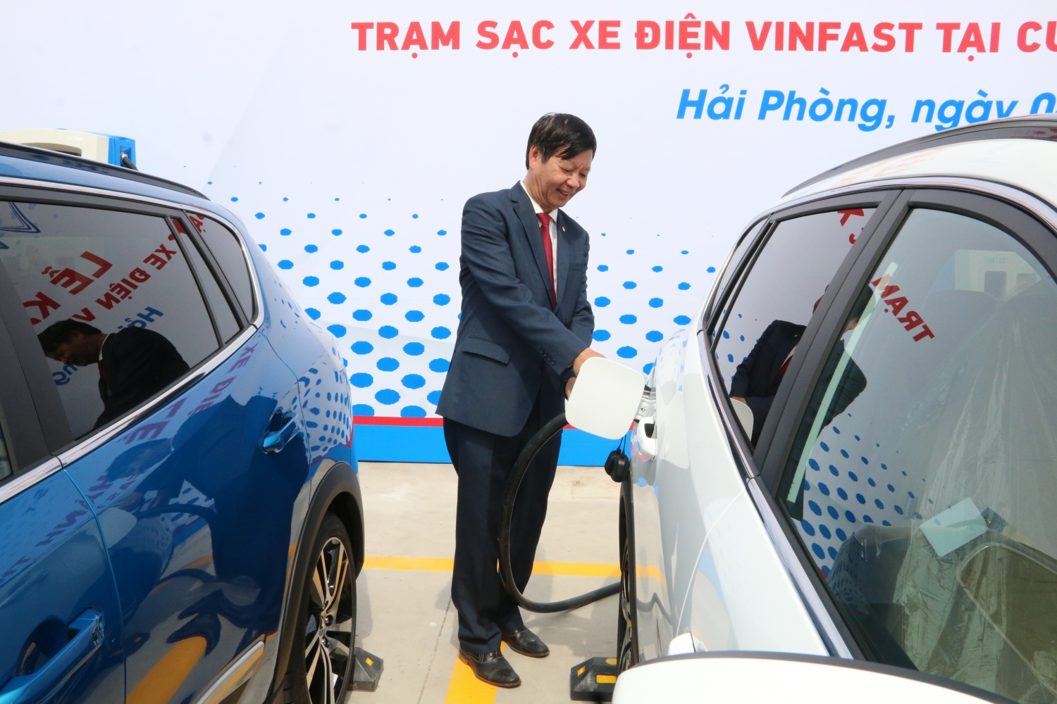 Khánh thành trạm sạc xe điện VinFast đầu tiên tại chuỗi cửa hàng xăng dầu của PVOIL