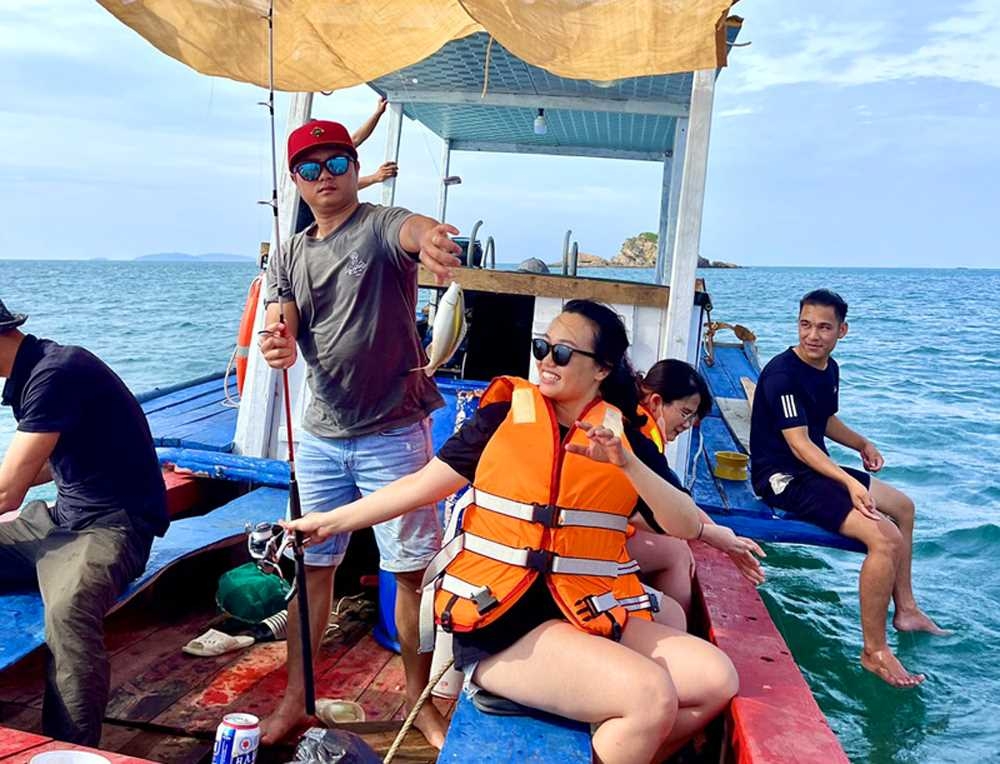 "Một ngày làm ngư dân" ở Thanh Lân