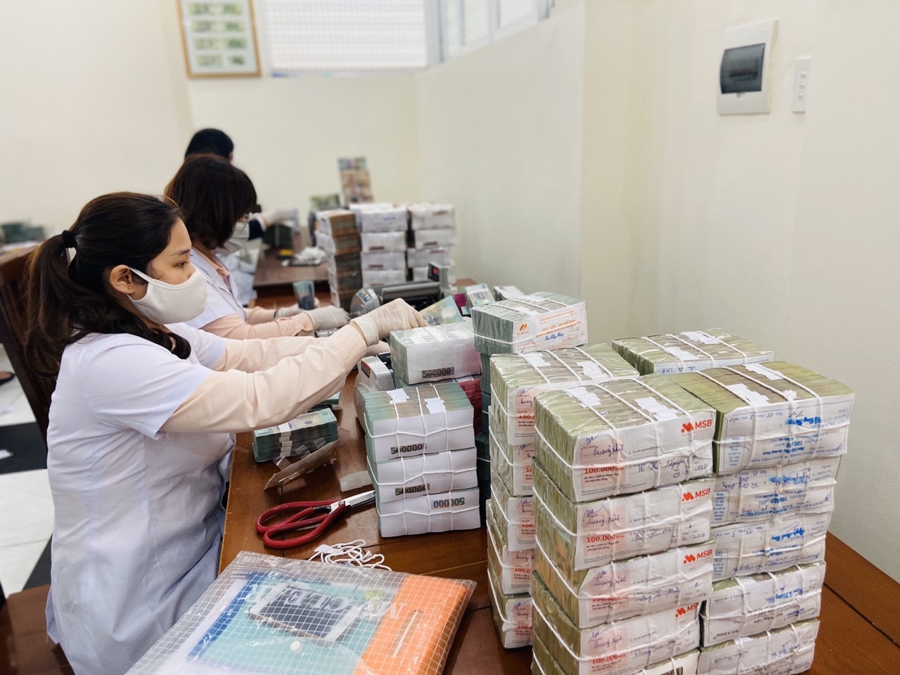 Tin ngân hàng ngày 8/11: 74 nghìn tỷ đồng được bơm ròng vào hệ thống thông qua hoạt động OMO Tin ngân hàng ngày 8/11: 74 nghìn tỷ đồng được bơm ròng vào hệ thống thông qua hoạt động OMO