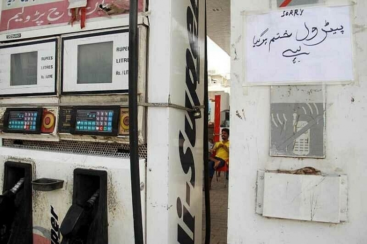 Cảnh báo tình trạng thiếu xăng, dầu diesel ở Pakistan