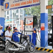 Tin tức kinh tế ngày 8/11: NHNN yêu cầu các ngân hàng thương mại rót vốn cho doanh nghiệp đầu mối xăng dầu