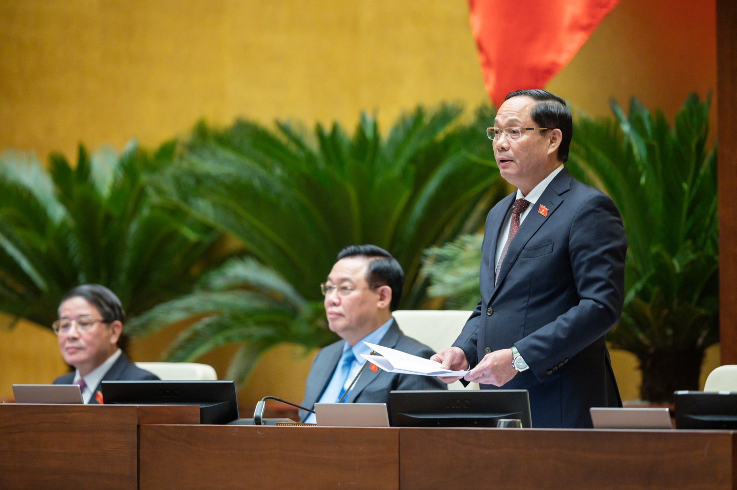 Phó Chủ tịch Quốc hội, Thượng tướng Trần Quang Phương điều hành nội dung thảo luận về dự án Luật Phòng thủ dân sự