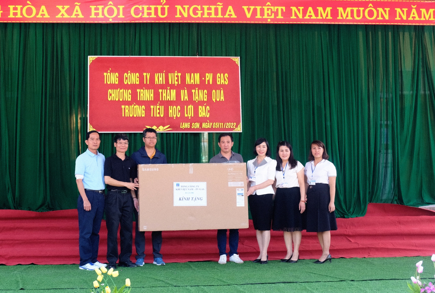 ại diện Ban Lãnh đạo PV GAS và PV GAS PMC trao tặng tivi cho thầy trò Trường Tiểu học Lợi Bác