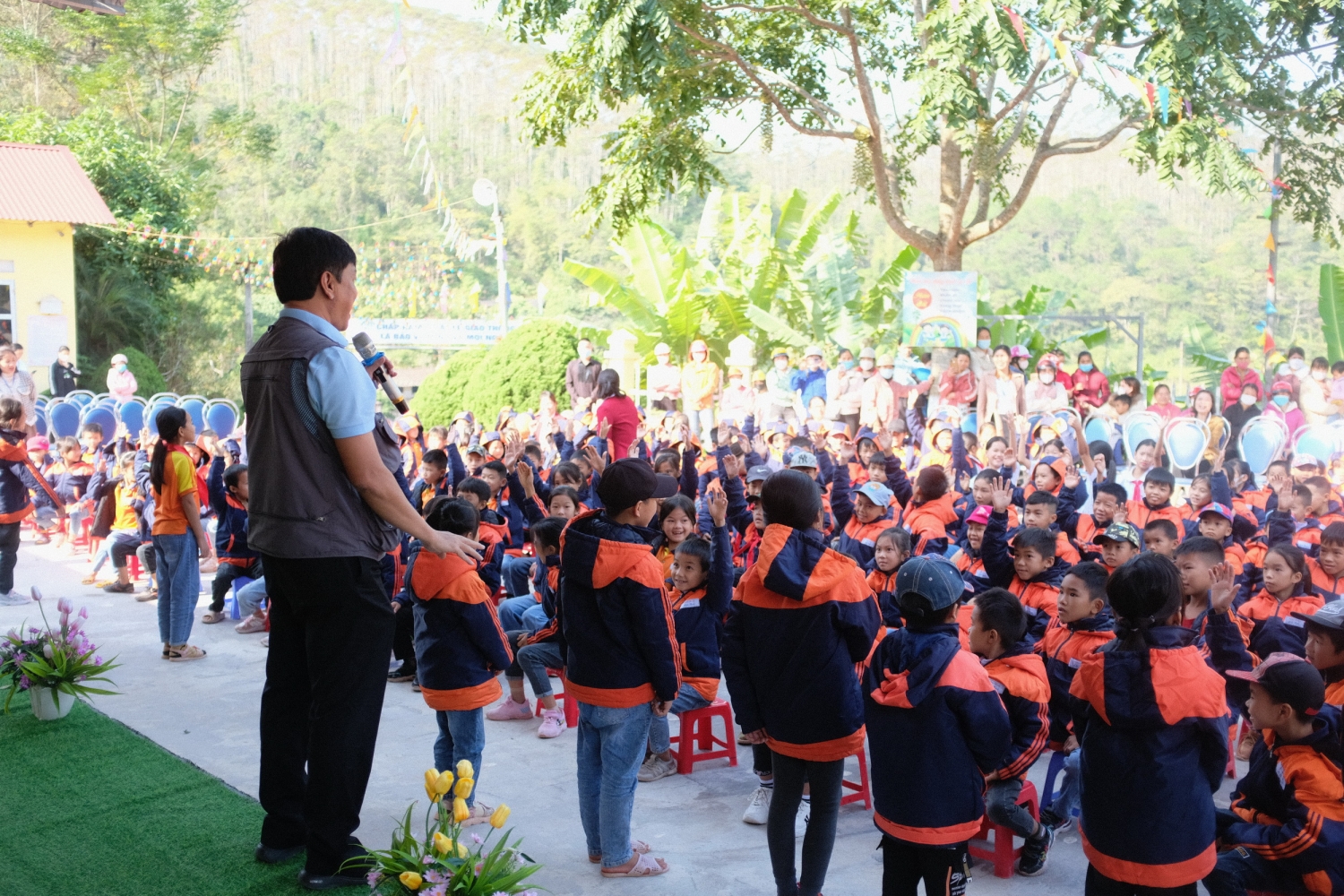 Đoàn đã tổ chức gặp gỡ và giao lưu với các em học sinh điểm trường Tiểu học Lợi Bác  
